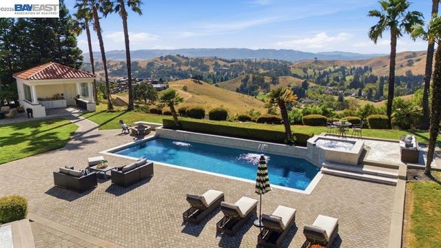 27 Eagle Ridge Ln, Danville, CA 94506