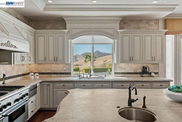 27 Eagle Ridge Ln, Danville, CA 94506