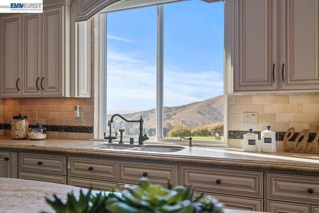 27 Eagle Ridge Ln, Danville, CA 94506