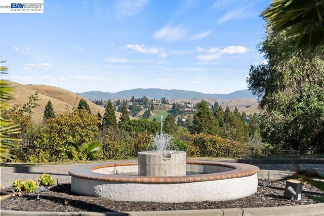 27 Eagle Ridge Ln, Danville, CA 94506