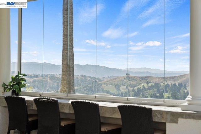 27 Eagle Ridge Ln, Danville, CA 94506