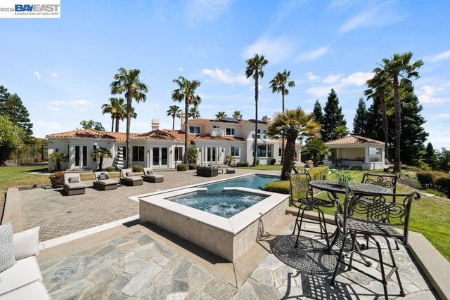 27 Eagle Ridge Ln, Danville, CA 94506