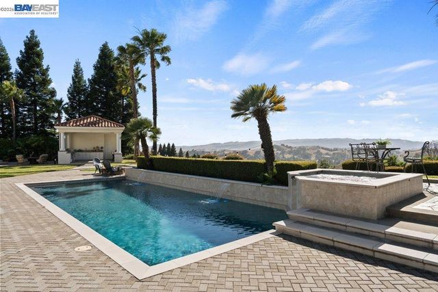 27 Eagle Ridge Ln, Danville, CA 94506