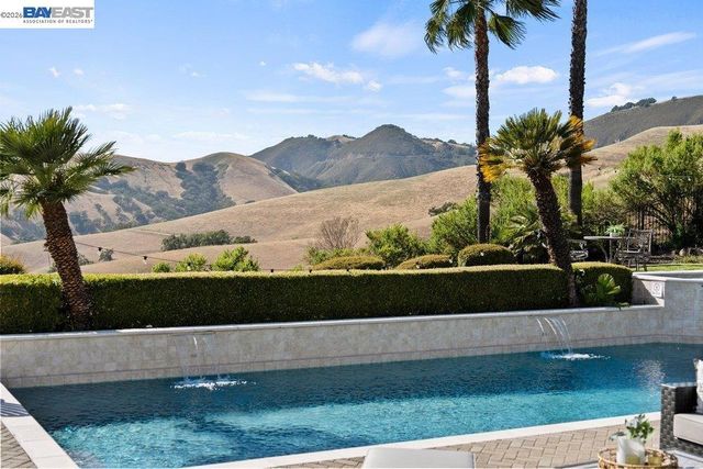 27 Eagle Ridge Ln, Danville, CA 94506