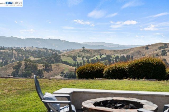 27 Eagle Ridge Ln, Danville, CA 94506