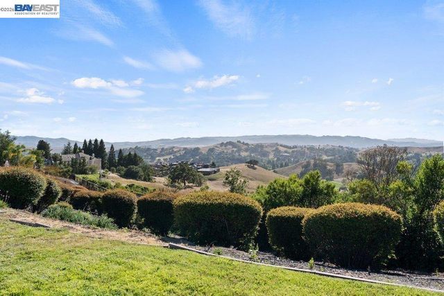 27 Eagle Ridge Ln, Danville, CA 94506