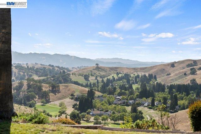 27 Eagle Ridge Ln, Danville, CA 94506