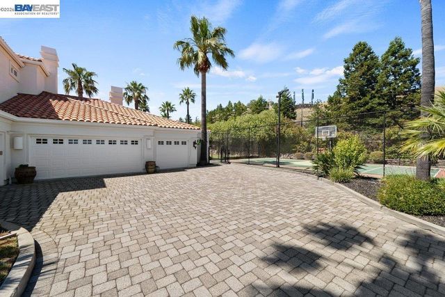 27 Eagle Ridge Ln, Danville, CA 94506