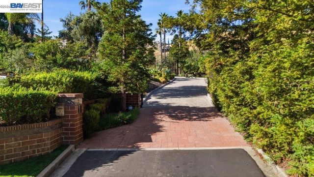 27 Eagle Ridge Ln, Danville, CA 94506