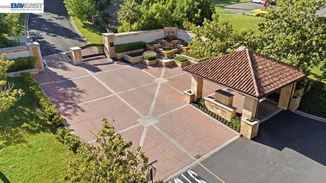 27 Eagle Ridge Ln, Danville, CA 94506