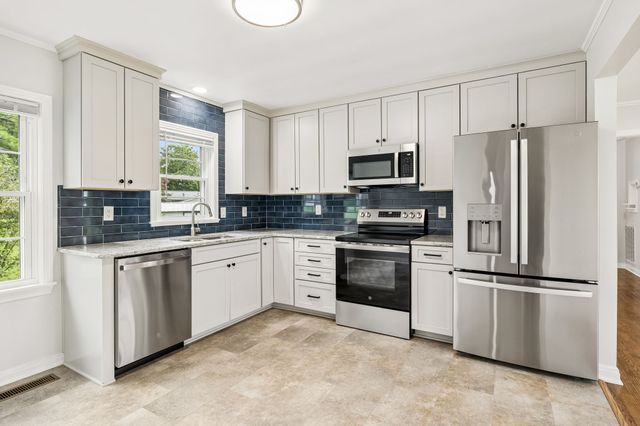 202 Jackson Heights Rd, Columbia, TN 38401