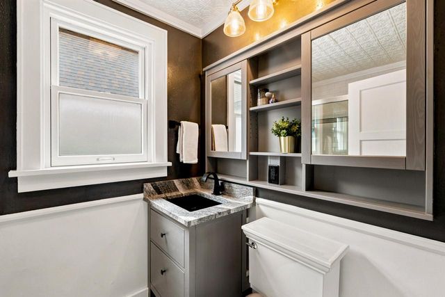 1811 N Astor STREET, Milwaukee, WI 53202
