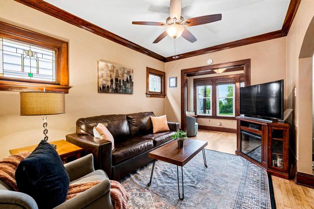 1811 N Astor STREET, Milwaukee, WI 53202