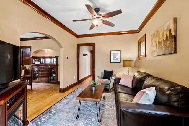 1811 N Astor STREET, Milwaukee, WI 53202