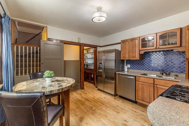 1811 N Astor STREET, Milwaukee, WI 53202