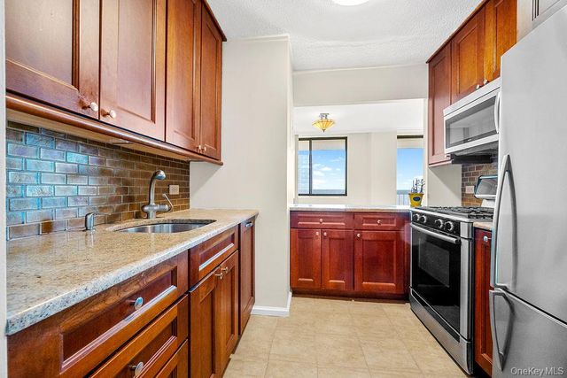 2 Bay Club Drive 16V, Bayside, NY 11360