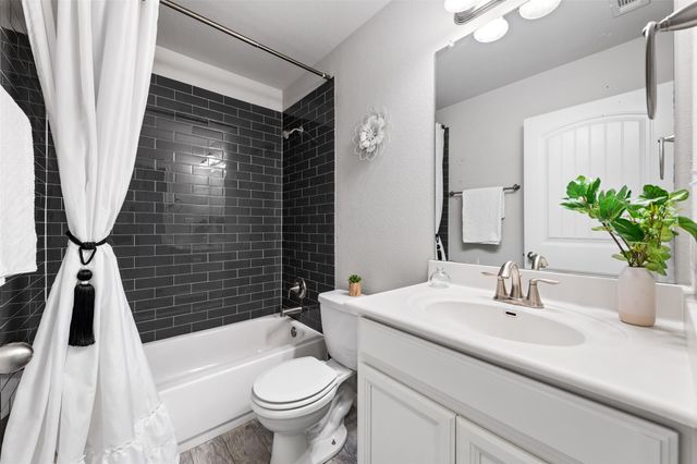 514 Wincliff DR, Buda, TX 78610