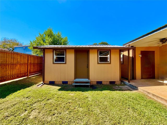 305 W Tom Green, Brenham, TX 77833