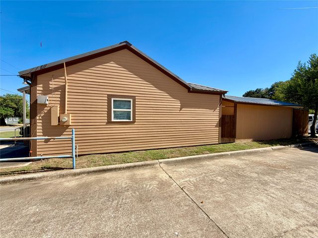 305 W Tom Green, Brenham, TX 77833