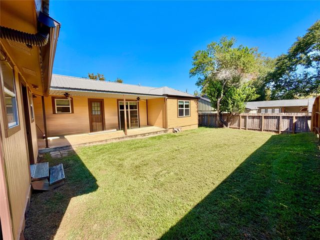 305 W Tom Green, Brenham, TX 77833