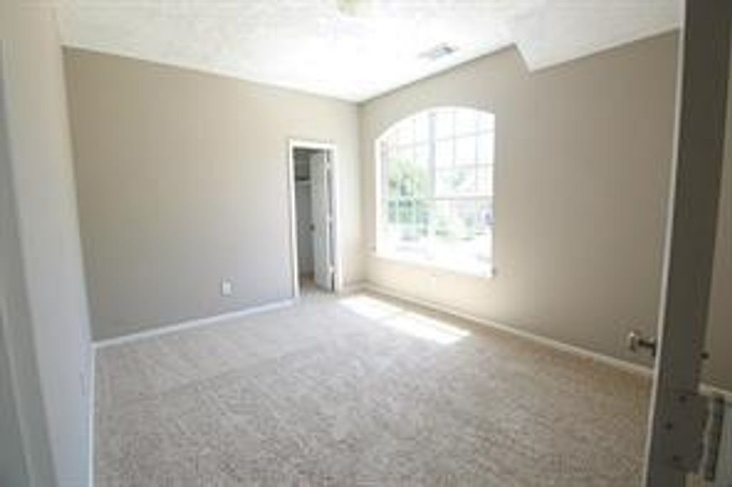 Image 16 of property listing at 15618 Claremont Court, Sugar Land, TX 77498