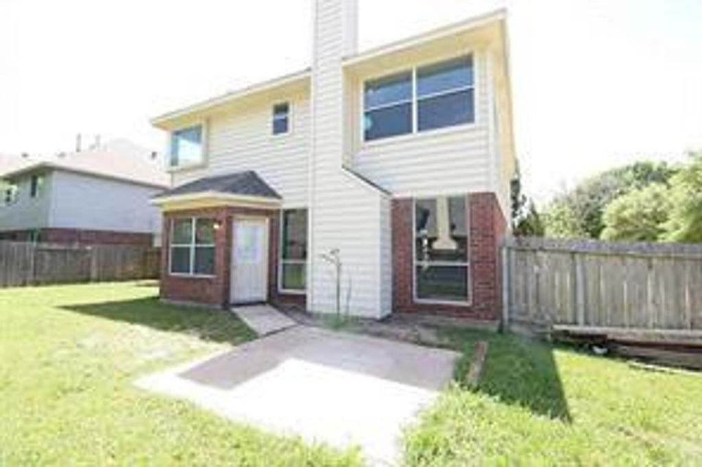 Image 18 of property listing at 15618 Claremont Court, Sugar Land, TX 77498