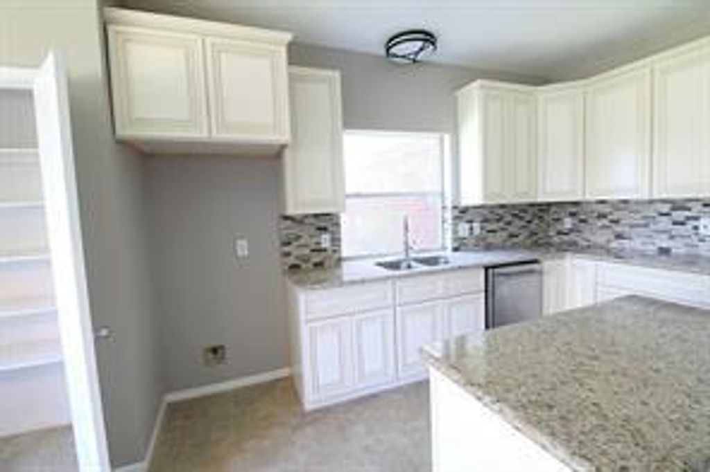 Image 8 of property listing at 15618 Claremont Court, Sugar Land, TX 77498