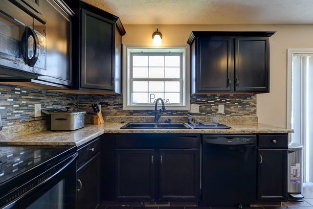 2468 Andersonville Dr, Clarksville, TN 37042