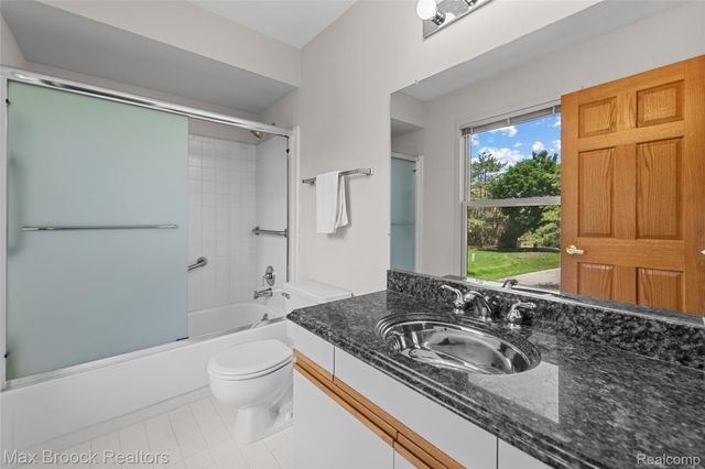 6452 Aspen Ridge Boulevard, West Bloomfield Charter Township, MI 48322