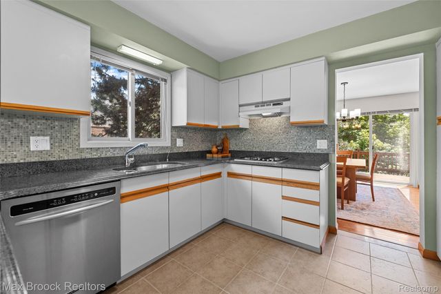 6452 Aspen Ridge Boulevard, West Bloomfield Charter Township, MI 48322