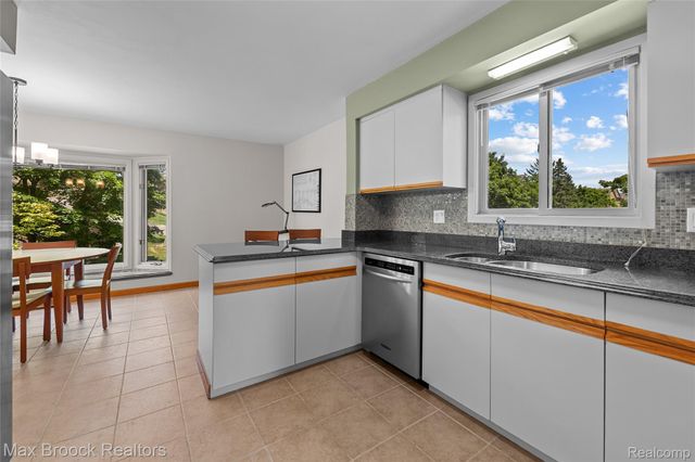 6452 Aspen Ridge Boulevard, West Bloomfield Charter Township, MI 48322