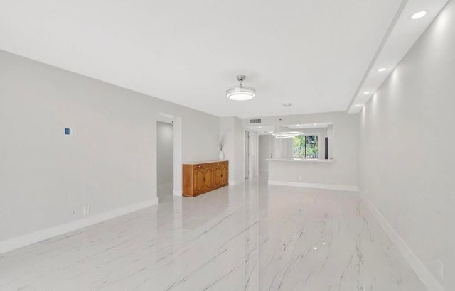 7240 Huntington Lane 202, Delray Beach, FL 33446