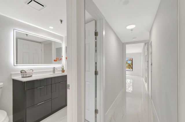 7240 Huntington Lane 202, Delray Beach, FL 33446