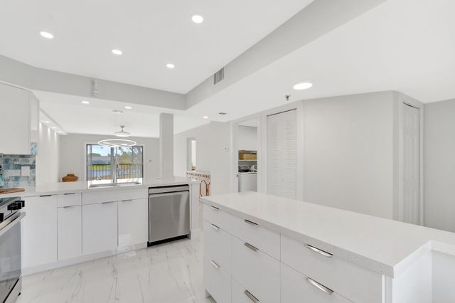 7240 Huntington Lane 202, Delray Beach, FL 33446