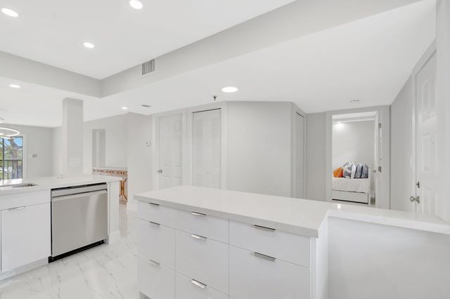 7240 Huntington Lane 202, Delray Beach, FL 33446