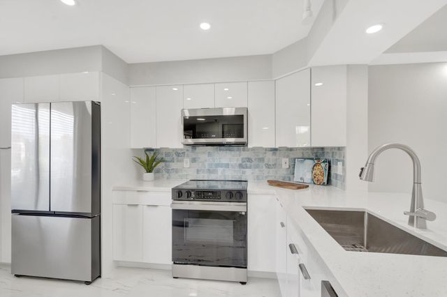 7240 Huntington Lane 202, Delray Beach, FL 33446