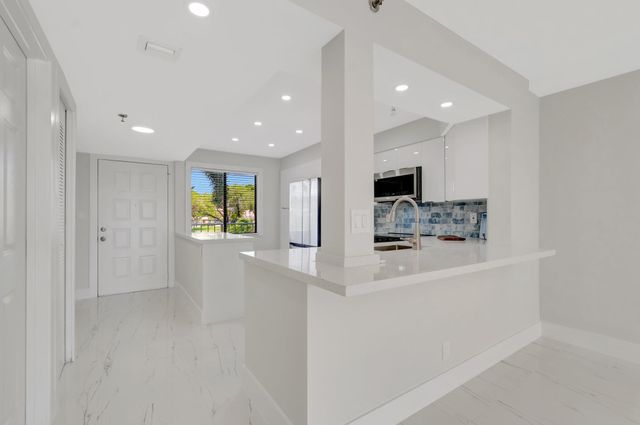 7240 Huntington Lane 202, Delray Beach, FL 33446