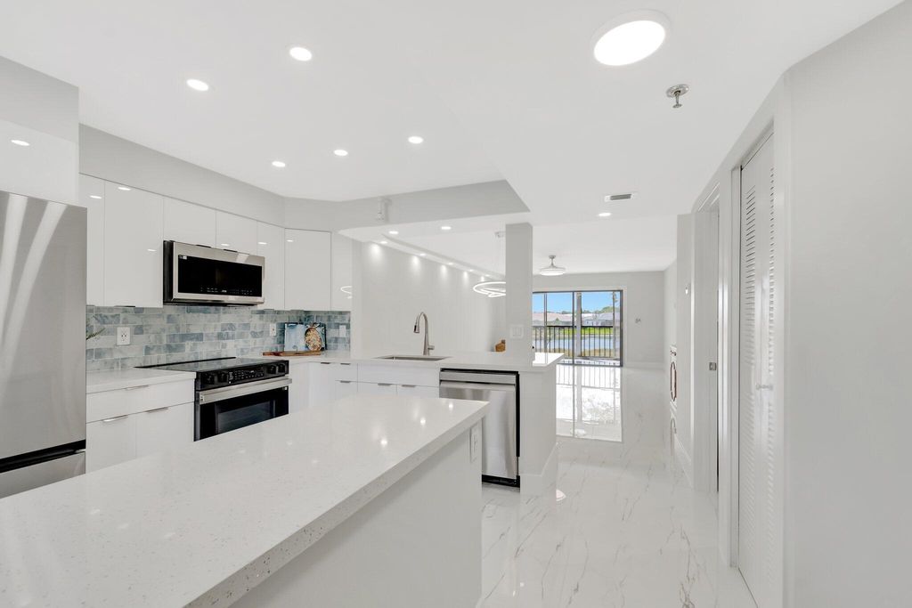 7240 Huntington Lane 202, Delray Beach, FL 33446