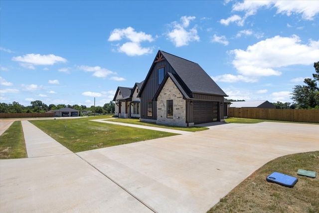 17402 Woodcrest Circle, Lindale, TX 75771