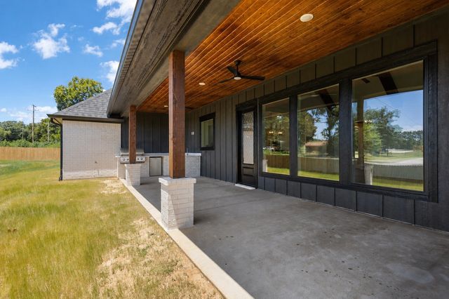 17402 Woodcrest Circle, Lindale, TX 75771