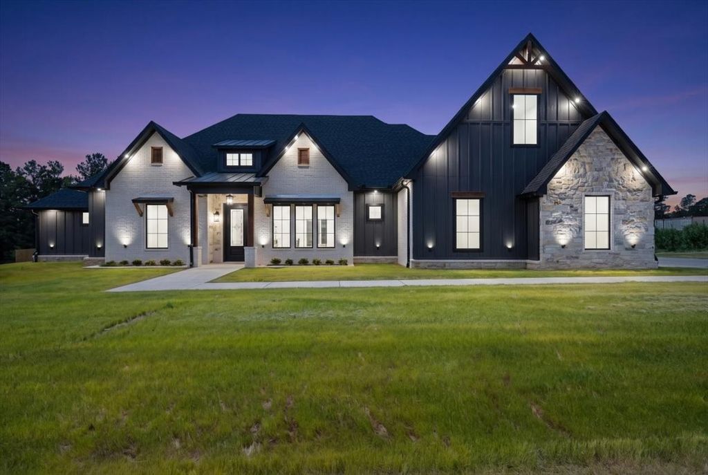 17402 Woodcrest Circle, Lindale, TX 75771