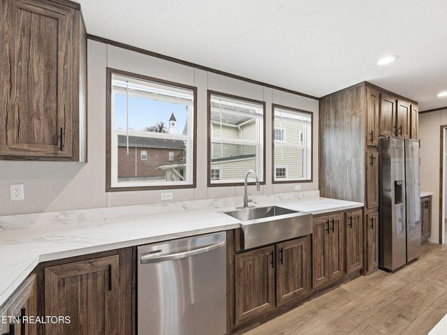 729 Siluria St, Harriman, TN 37748