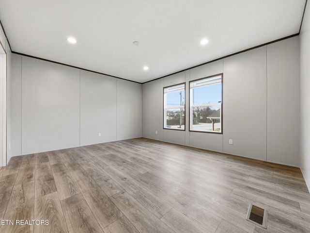 729 Siluria St, Harriman, TN 37748