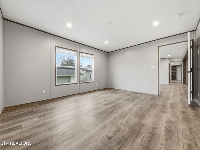 729 Siluria St, Harriman, TN 37748