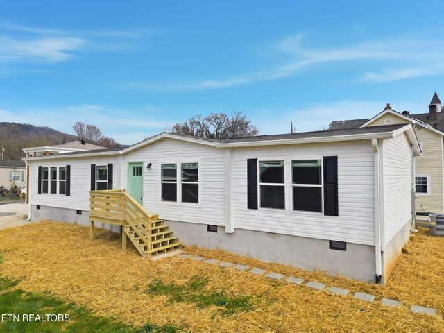 729 Siluria St, Harriman, TN 37748