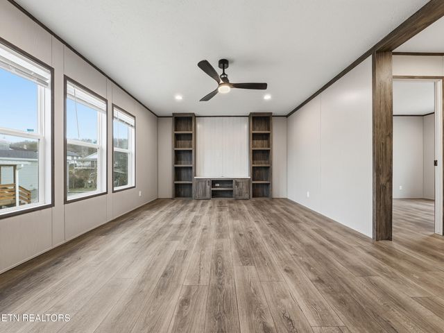 729 Siluria St, Harriman, TN 37748