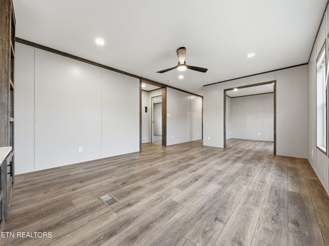 729 Siluria St, Harriman, TN 37748