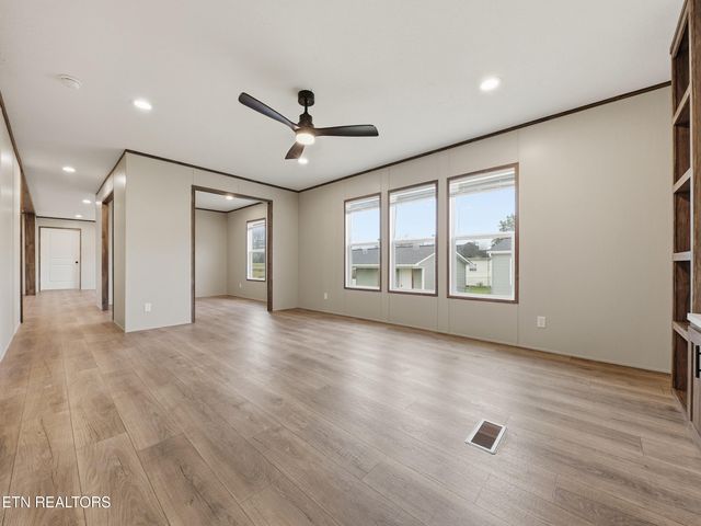 729 Siluria St, Harriman, TN 37748