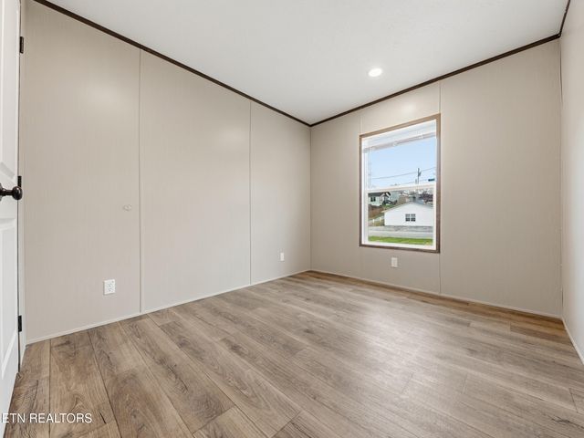 729 Siluria St, Harriman, TN 37748