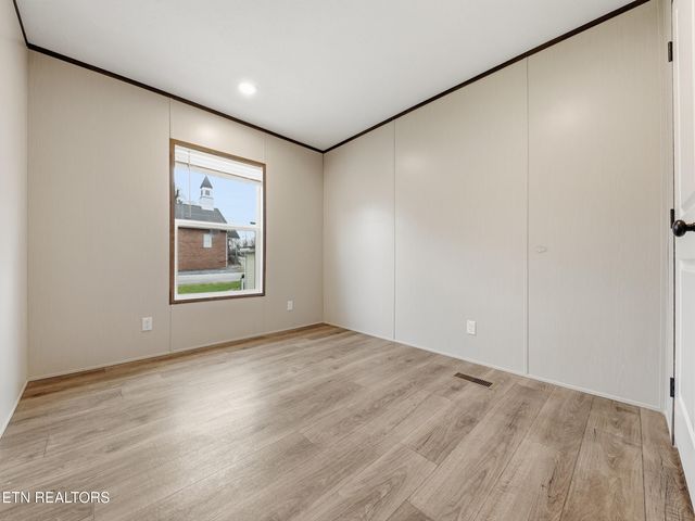 729 Siluria St, Harriman, TN 37748